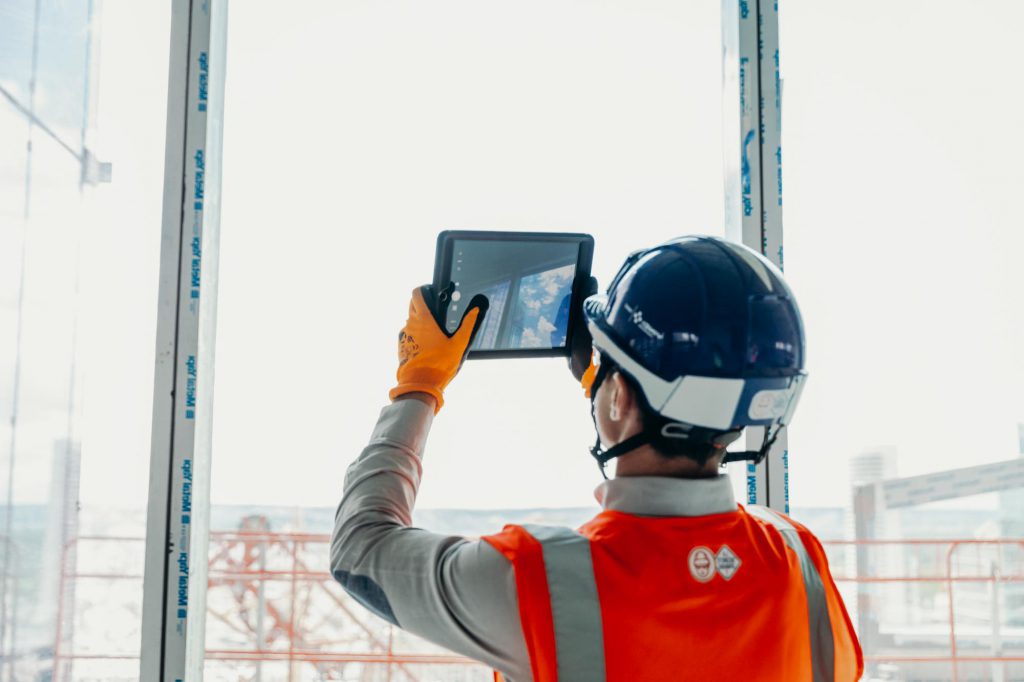 ouvrier sur chantier de construction